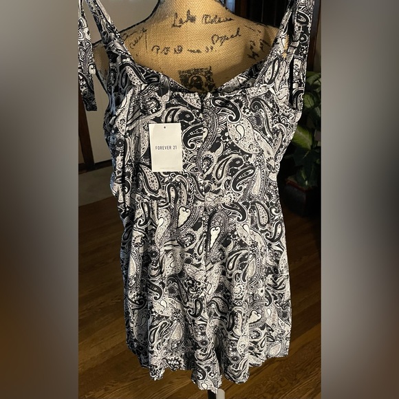 NWT Forever 21 shorts romper. Sz L One piece with shoulder ties.Black & White - Picture 2 of 6